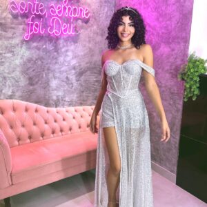 vestido prateado brilhante